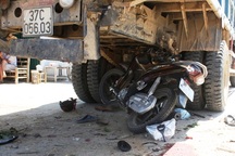 Xe máy lao vào gầm xe tải, 2 cha con thương vong