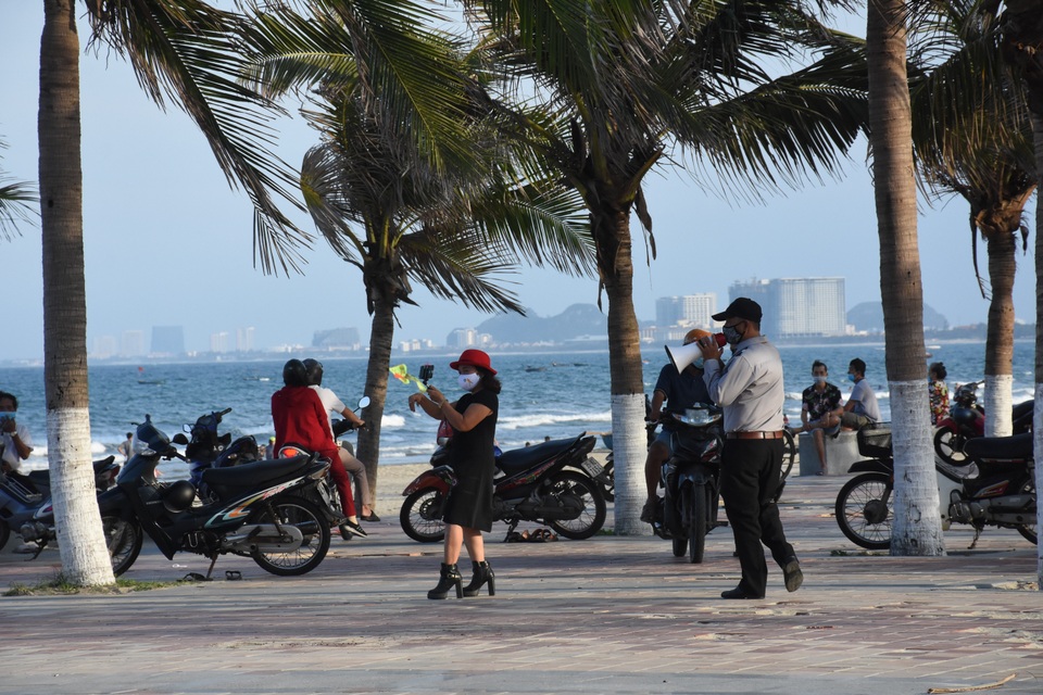 Đà Nẵng: 18 người không đeo khẩu trang bị phạt 34 triệu đồng - 1 Đà Nẵng: 18 người không đeo khẩu trang bị phạt 34 triệu đồng - 1