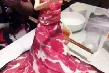 Nhà hàng lẩu phục vụ món “búp bê thịt sống” ở Bắc Kinh