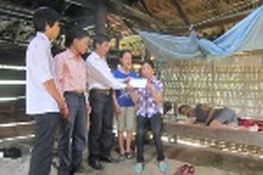 Em Lê Thị Sen nhận thêm 24 triệu đồng từ các nhà hảo tâm