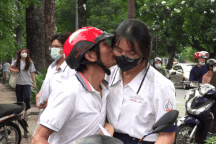 Phụ huynh ở TPHCM ôm hôn cổ vũ con trước môn thi đầu tiên