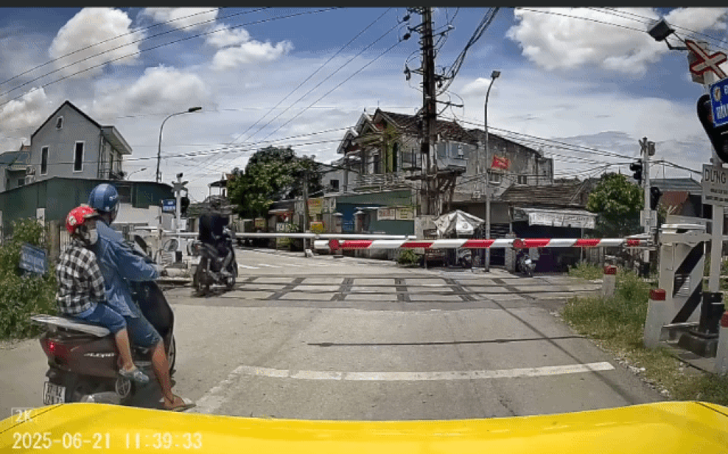 Cố vượt đèn đỏ đường sắt, người đàn ông bị tàu hỏa tông tử vong - 1 Cố vượt đèn đỏ đường sắt, người đàn ông bị tàu hỏa tông tử vong - 1