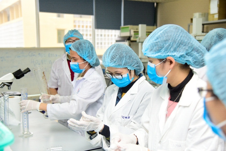 Trường ĐH Việt Pháp sản xuất dung dịch rửa tay khô phòng virus corona - 2 Trường ĐH Việt Pháp sản xuất dung dịch rửa tay khô phòng virus corona - 2