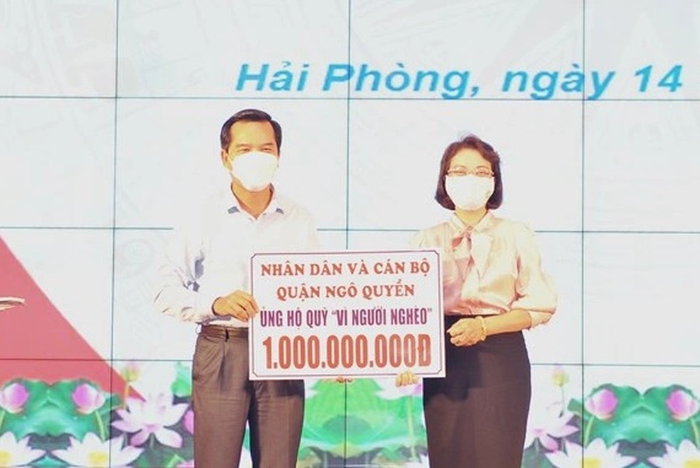 Trao tặng ủng hộ Quỹ Vì người nghèo thành phố hơn 20 tỉ đồng - 1 Trao tặng ủng hộ Quỹ Vì người nghèo thành phố hơn 20 tỉ đồng - 1