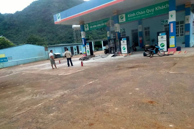 Trụ bơm xăng bất ngờ phát hỏa, "nuốt" cả khách hàng