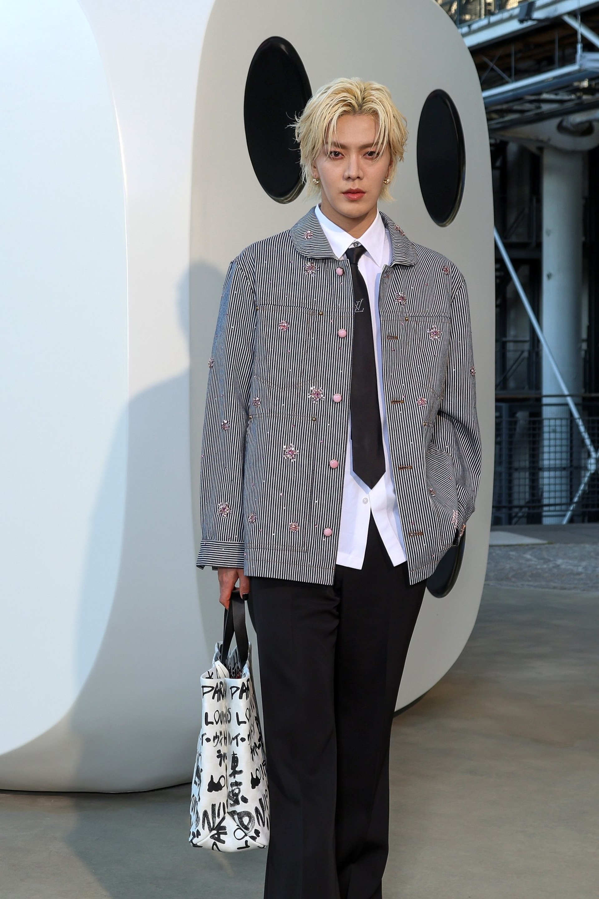 HIEUTHUHAIが3億3000万ドン以上の価値のある服を着て、J-Hope(BTS)とポーズを比較して話題を呼んでいる - 14 HIEUTHUHAI diện đồ hơn 330 triệu đồng, gây sốt khi đọ dáng bên J-Hope (BTS) - 14