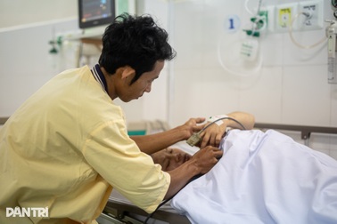 Hành trình chạy ghe đi đẻ lúc 2h sáng và ca mổ cứu mẹ con tại Cần Giờ