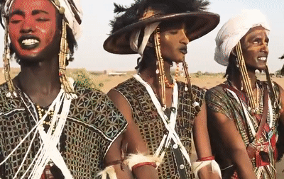 Bộ tộc lạ nơi đàn ông làm đẹp để cướp vợ, phụ nữ được lấy nhiều chồng - 3 Bộ tộc lạ nơi đàn ông làm đẹp để cướp vợ, phụ nữ được lấy nhiều chồng - 3