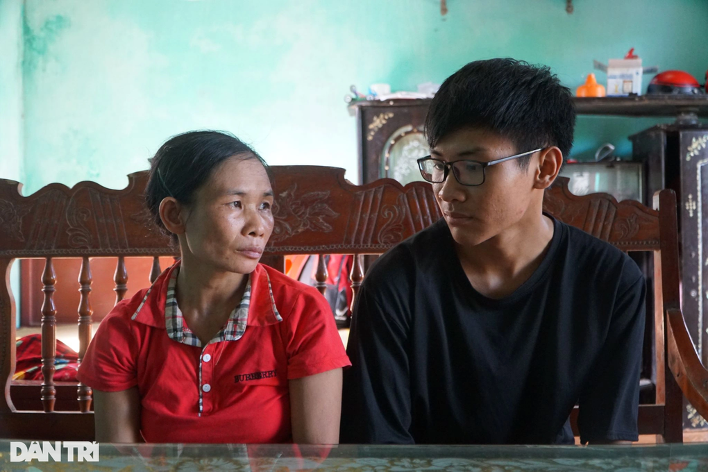Chàng sinh viên mồ côi cha dang dở giấc mơ đại học - 1 Chàng sinh viên mồ côi cha dang dở giấc mơ đại học - 1
