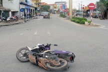 Một người tử vong sau va chạm xe máy, nghi bị đá vào đầu