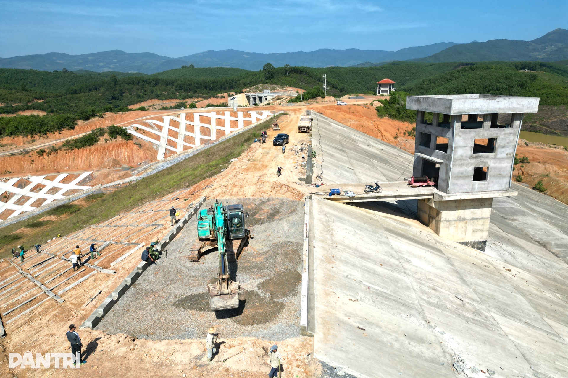 Đại công trường hồ chứa nước có đập đất cao bậc nhất Việt Nam - 8 Đại công trường hồ chứa nước có đập đất cao bậc nhất Việt Nam - 8