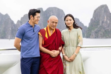 Quốc vương Bhutan nghỉ phòng Tổng thống trên du thuyền thăm vịnh Hạ Long