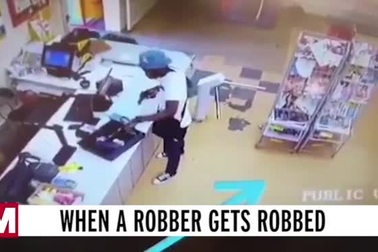 Tên cướp có vũ trang mải lấy tiền, bị trộm lại tiền mà không hay biết