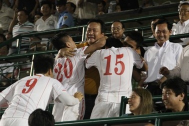 Cầu thủ U23 Việt Nam lao lên khán đài chia vui với “tướng” Phúc