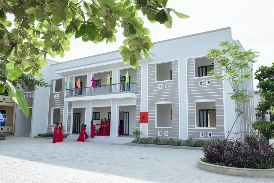 Hai cựu học sinh chi 3 tỷ đồng giúp trường THCS xây 4 phòng học - 2 Hai cựu học sinh chi 3 tỷ đồng giúp trường THCS xây 4 phòng học - 2