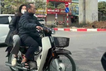 Phó công an phường và vợ đi xe máy "đầu trần" xin rút kinh nghiệm