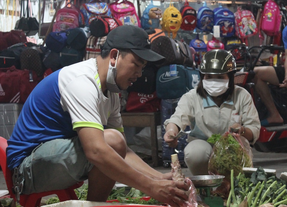 Công nhân khu công nghiệp đi chợ thế nào trong đợt dịch Covid-19? - 2 Công nhân khu công nghiệp đi chợ thế nào trong đợt dịch Covid-19? - 2