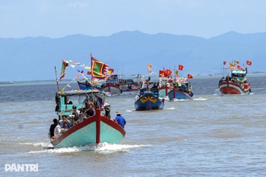 Cần Giờ rộn ràng Lễ hội Nghinh Ông, hàng trăm ngư dân ra khơi cầu bình an