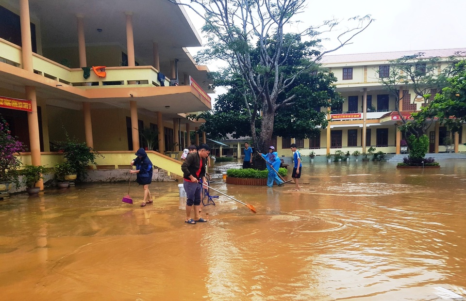 Quảng Bình: Học sinh trở lại lớp sau nhiều ngày phải tạm nghỉ vì mưa lũ - 1 Quảng Bình: Học sinh trở lại lớp sau nhiều ngày phải tạm nghỉ vì mưa lũ - 1