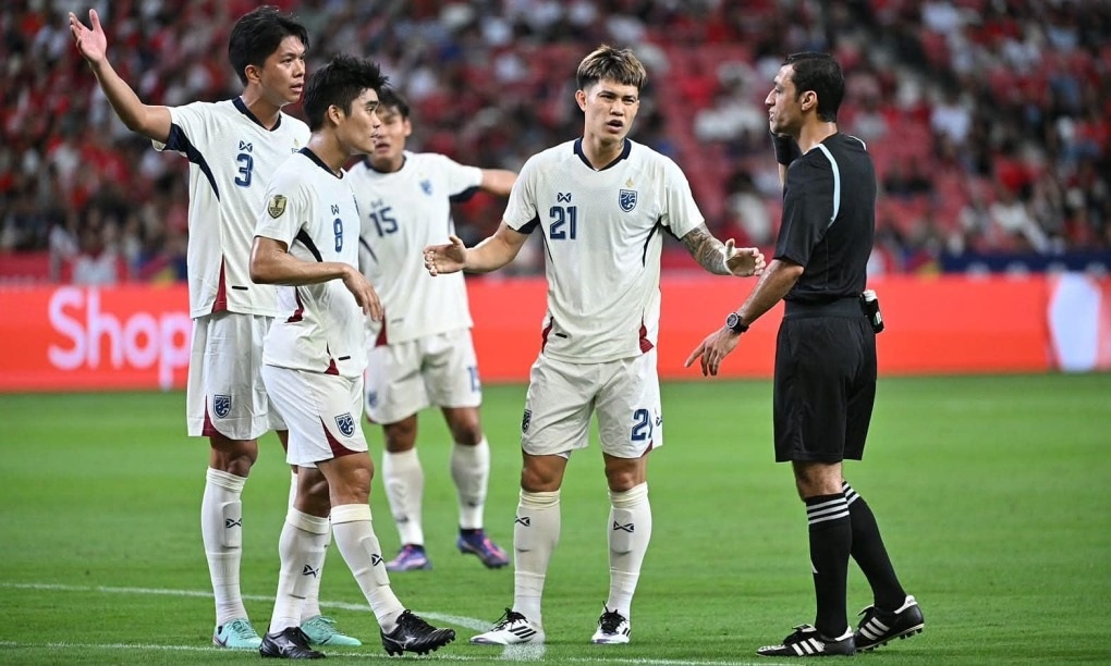 Xử lý quá chậm chạp và nghiệp dư, VAR bị công kích dữ dội ở AFF Cup 2024 - 1 Xử lý quá chậm chạp và nghiệp dư, VAR bị công kích dữ dội ở AFF Cup 2024 - 1