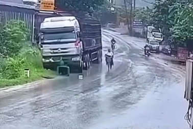 Người đàn ông suýt trả giá đắt vì sang đường như chỗ không người