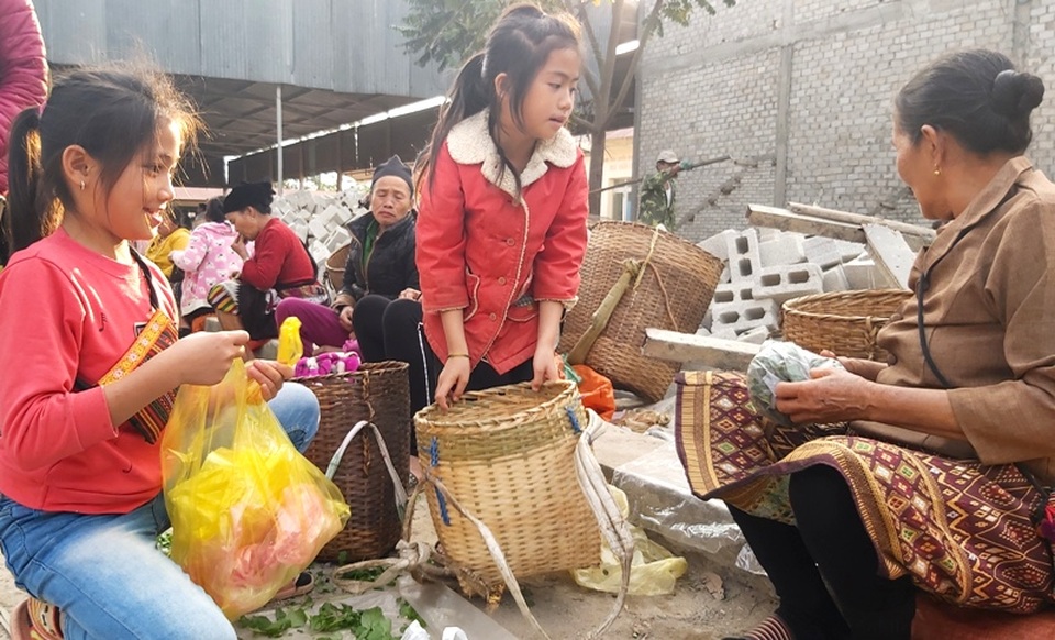 Độc đáo phiên chợ vùng biên những ngày cận Tết - 8 Độc đáo phiên chợ vùng biên những ngày cận Tết - 8