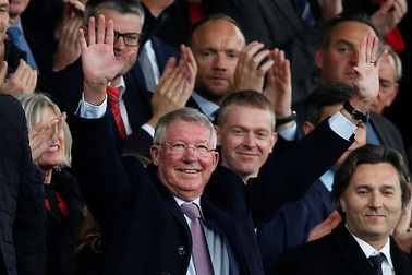 Sir Alex Ferguson tươi cười trở lại sân Old Trafford