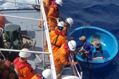 Cứu 15 ngư dân bị nạn khi đánh bắt cá ở Trường Sa