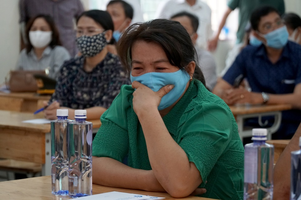 Lãnh đạo TPHCM thăm gia đình 8 nạn nhân tử nạn trong vụ cháy nhà - 1