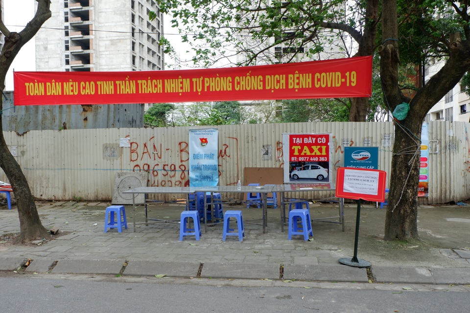 Hà Nội: Phát hiện cả bia, lò vi sóng trong thùng tiếp tế vào khu cách ly - 7 Hà Nội: Phát hiện cả bia, lò vi sóng trong thùng tiếp tế vào khu cách ly - 7
