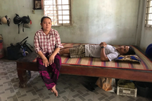 Chồng nằm một chỗ, vợ chân khập khiễng gồng gánh 3 người bệnh tật