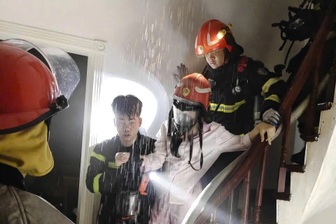 Cháy nhà 7 tầng trong đêm ở Hà Nội, cảnh sát giải cứu chủ nhà bị mắc kẹt