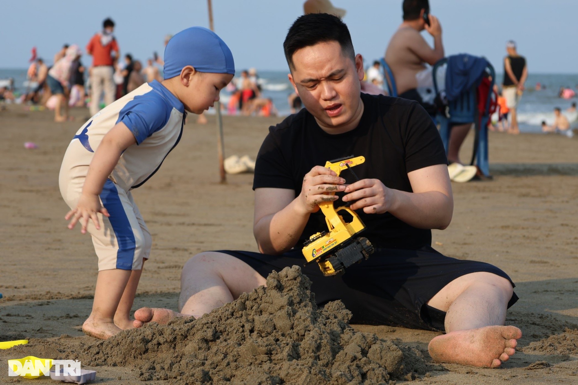Hình ảnh trái ngược so với cùng thời điểm năm trước tại biển Sầm Sơn - 6 Hình ảnh trái ngược so với cùng thời điểm năm trước tại biển Sầm Sơn - 6