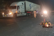 Tông đuôi xe đầu kéo đang dừng đỗ, 2 cha con ở Bình Phước tử vong