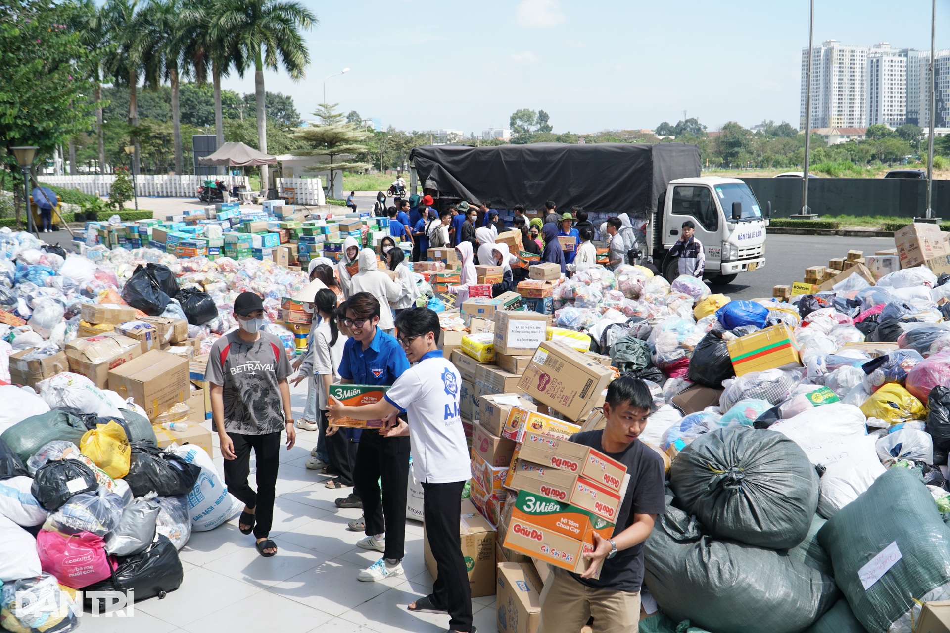 Hơn 8.000 sinh viên TPHCM tham gia hỗ trợ đồng bào miền Trung - 3