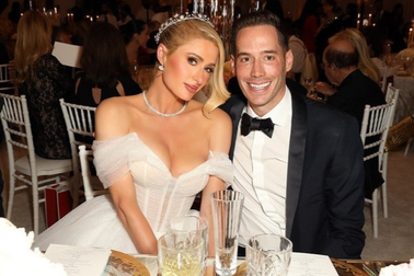 Paris Hilton hạnh phúc đón con đầu lòng ở tuổi 42