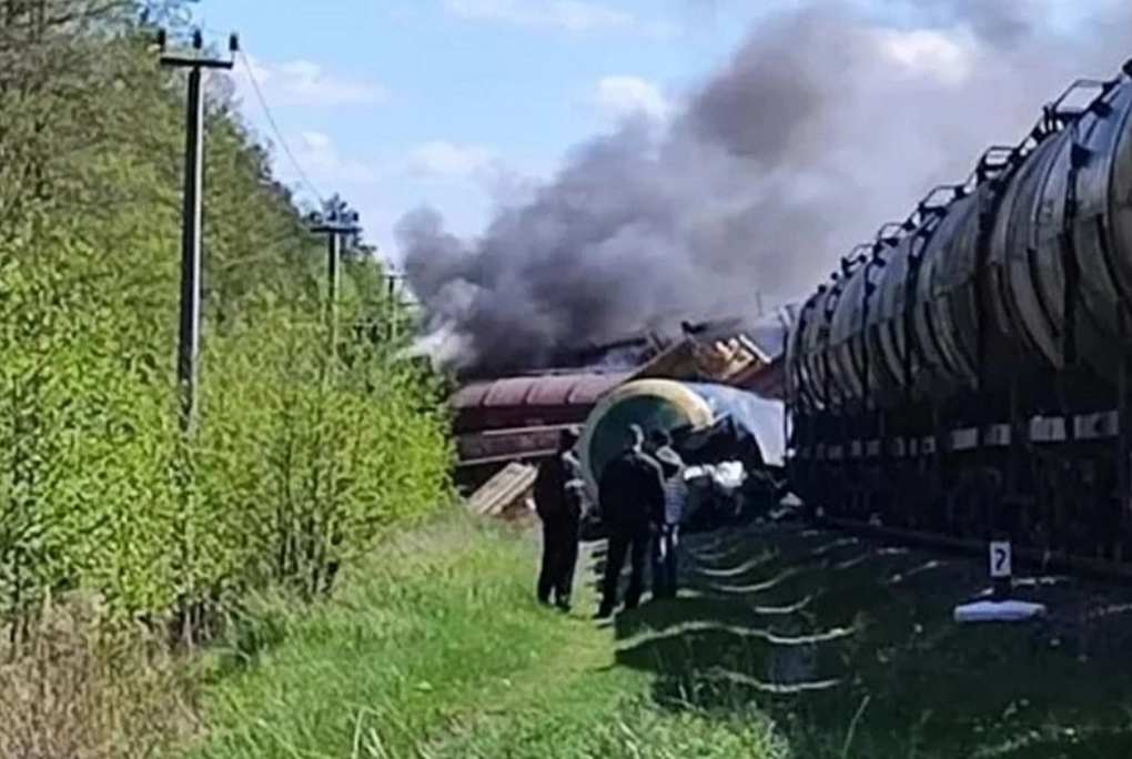 Đoàn tàu Nga trật đường ray sau vụ nổ bí ẩn gần biên giới Ukraine - 1 Đoàn tàu Nga trật đường ray sau vụ nổ bí ẩn gần biên giới Ukraine - 1