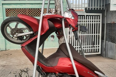 Hi hữu xe máy lao vào "đứng nghiêm" cạnh cây xanh