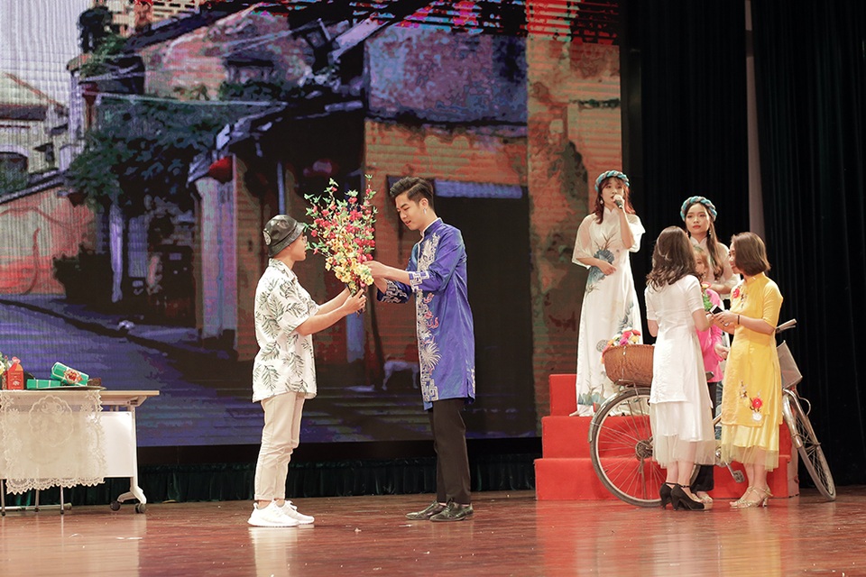 Trúc Nhân hòa nhịp cùng sinh viên trong bữa tiệc âm nhạc tất niên - 6 Trúc Nhân hòa nhịp cùng sinh viên trong bữa tiệc âm nhạc tất niên - 6