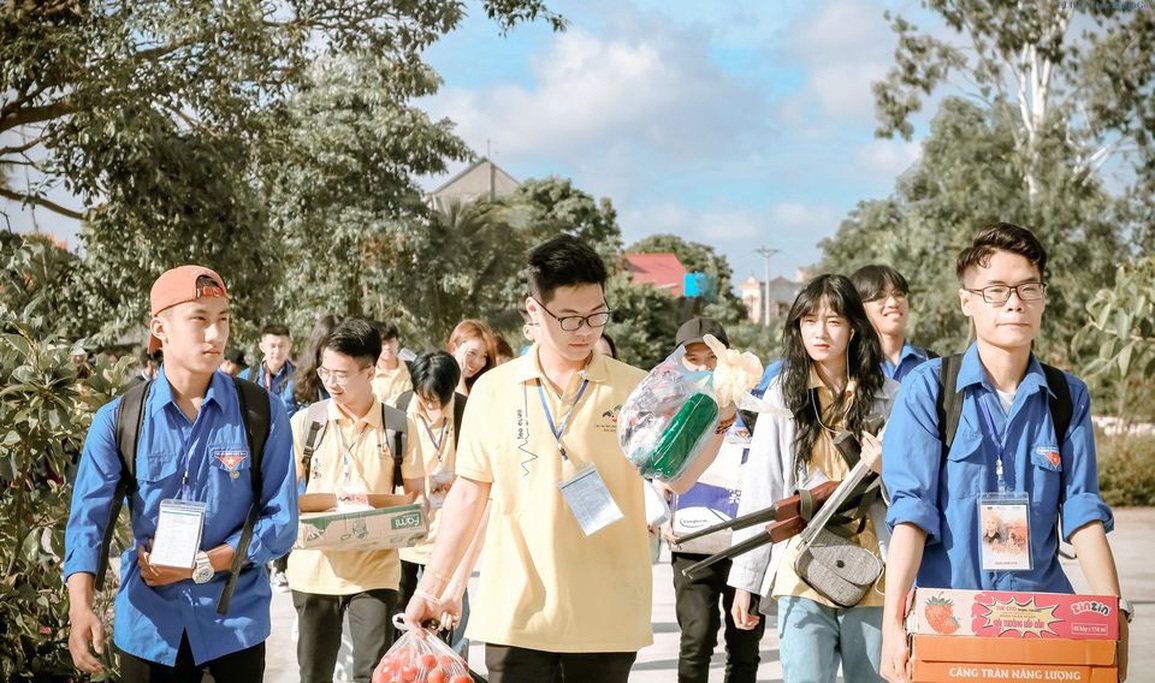 GenZ học tập bằng trồng cây, gom rác, lăn lộn thực tế - 3