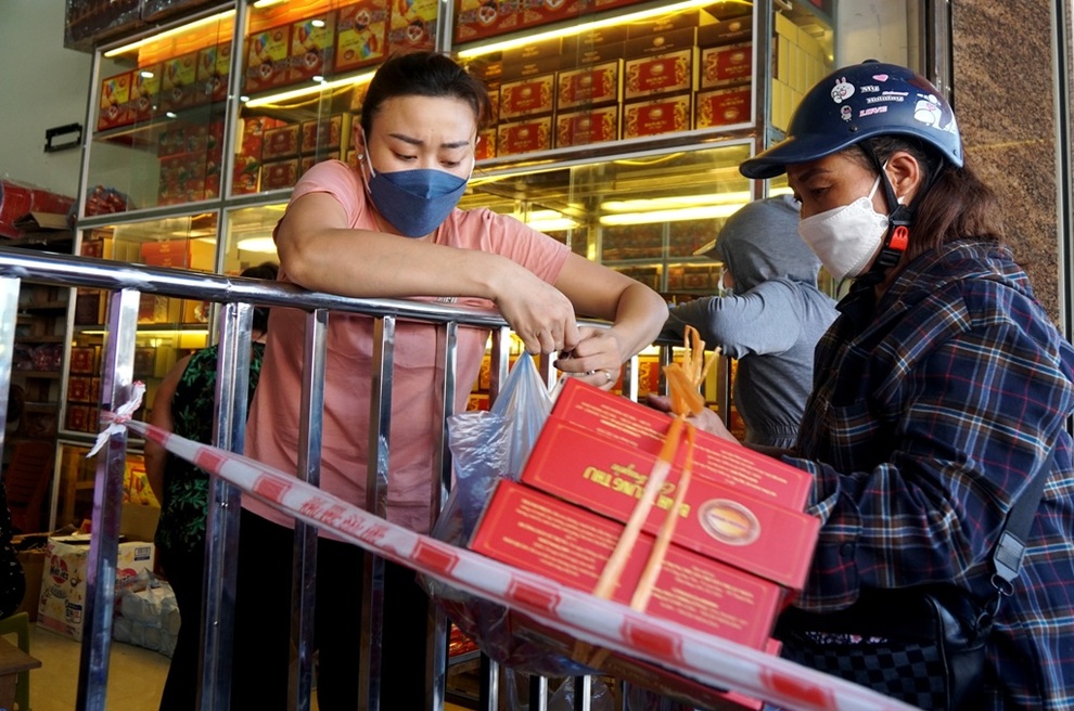 Người dân chen chúc mua bánh trung thu, chủ tiệm phải lập rào chắn - 7 Người dân chen chúc mua bánh trung thu, chủ tiệm phải lập rào chắn - 7