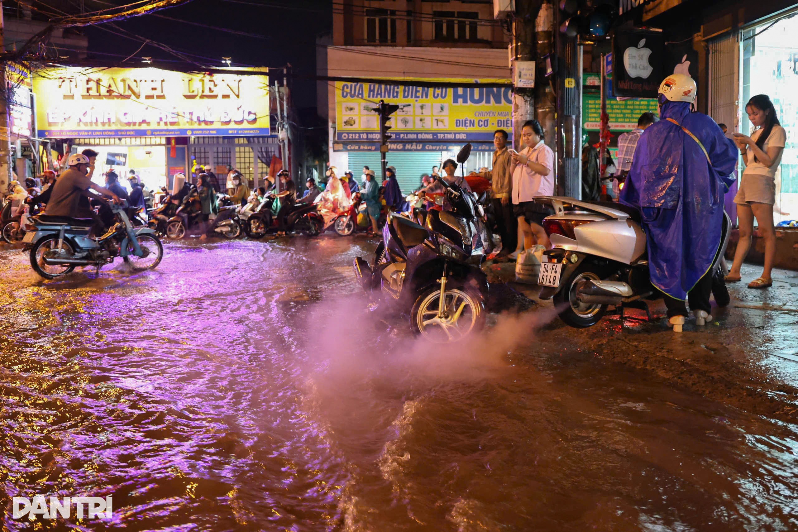 Mưa lớn, đường Phạm Văn Đồng kẹt xe kéo dài hơn 3km - 11