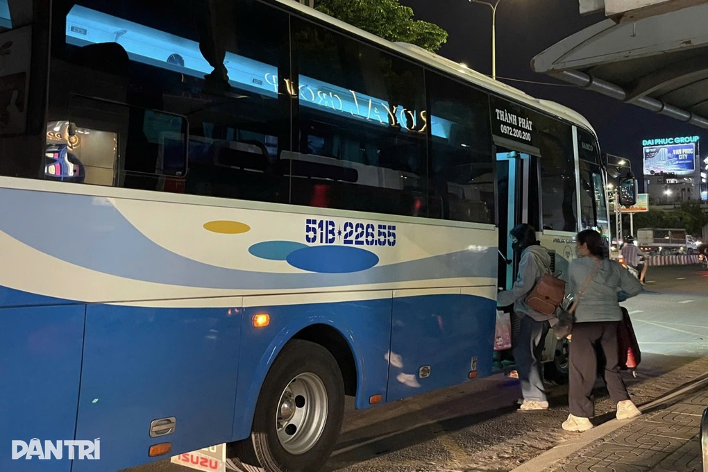 Xe dù, bến cóc hoạt động rầm rộ quanh cửa ngõ ở TPHCM trước lễ - 4 Xe dù, bến cóc hoạt động rầm rộ quanh cửa ngõ ở TPHCM trước lễ - 4