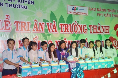 Xúc động lễ tri ân và trưởng thành của học sinh lớp 12