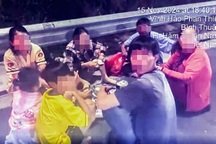 Dừng ô tô ở làn khẩn cấp cao tốc Vĩnh Hảo - Phan Thiết để cả nhà ăn tối