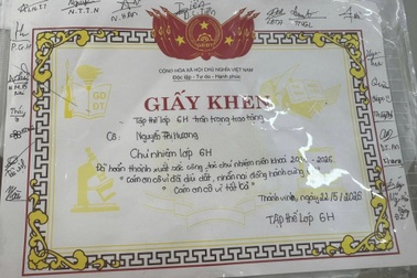 Cô giáo Nghệ An xúc động khi nhận "giấy khen" đặc biệt từ học trò