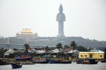 Tượng Quan Âm cao nhất Đông Nam Á nằm bên bờ sông Trà