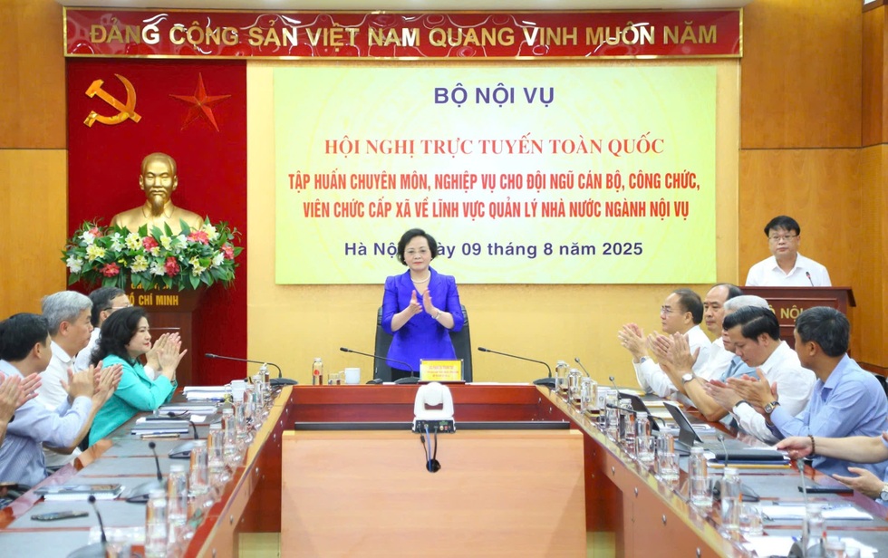 Bộ trưởng Nội vụ: Có xã cần hàng trăm công chức, nơi chỉ 30 người là đủ - 1 Bộ trưởng Nội vụ: Có xã cần hàng trăm công chức, nơi chỉ 30 người là đủ - 1