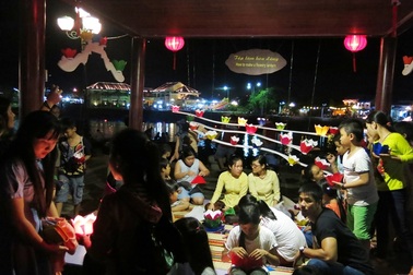 Thưởng ngoạn phố đi bộ Nguyễn Phúc Chu ở Hội An