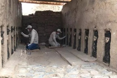 Phát lộ hàng loạt tượng gỗ bí ẩn tại thành cổ bằng đất sét lớn nhất thế giới